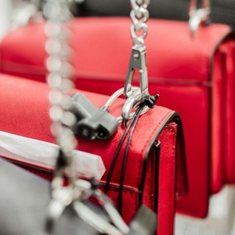 «Χρυσή διάρρηξη» στο Ψυχικό: Άρπαξαν πανάκριβες τσάντες και ρολόγια, έφυγαν με λεία 300.000 ευρώ