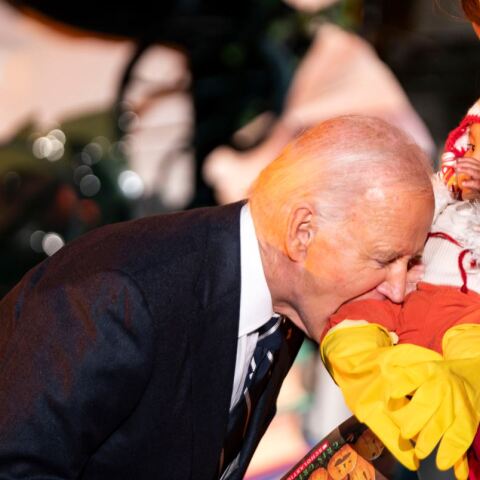 Τζο Μπάιντεν: Δάγκωσε στο πόδι μωρό που ήταν ντυμένο κοτόπουλο