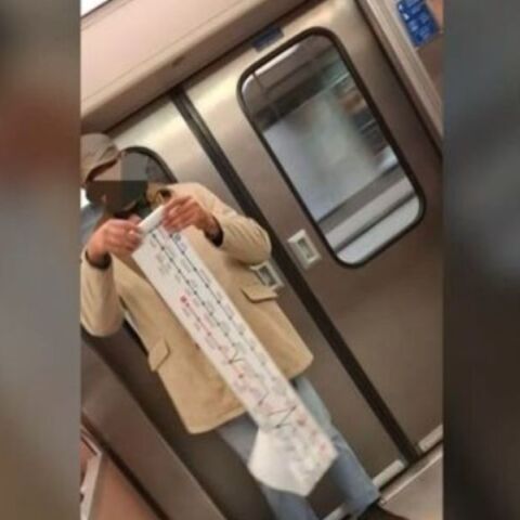 Επιβάτης πήρε για... ενθύμιο τον χάρτη με τις στάσεις του μετρό