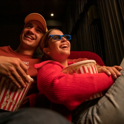 Ζευγάρι βλέπει ταινία σε αίθουσα κινηματογράφου