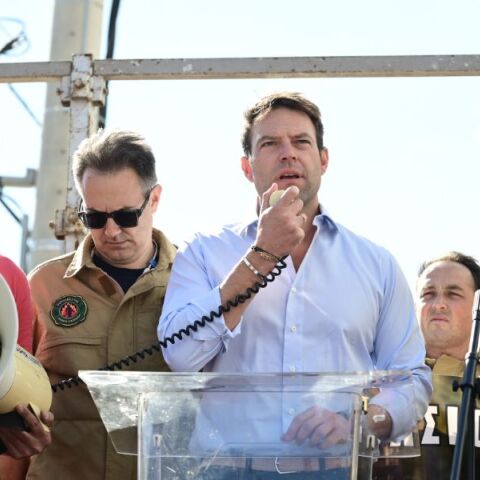 Στο πλευρό των εποχικών πυροσβεστών ο Κασσελάκης