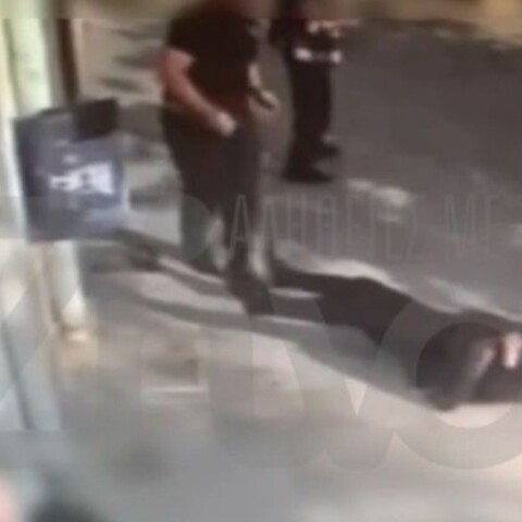 Βίντεο - ντοκουμέντο από τη στιγμή που 18χρονος σπρώχνει 72χρονη έξω από τράπεζα στο Μενίδι