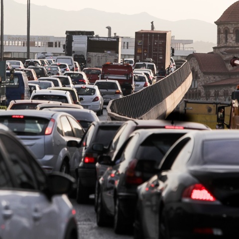 Οχήματα κολλημένα σε κίνηση