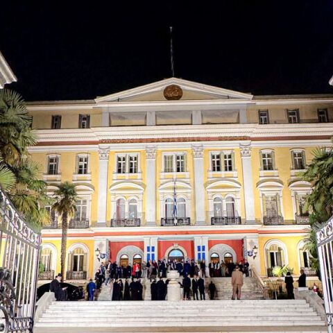 Φωταγωγήθηκε το Διοικητήριο στη Θεσσαλονίκη - Ανοίγει τις πύλες του στο κοινό για να μπορούν να το επισκέπτονται όσοι το επιθυμούν