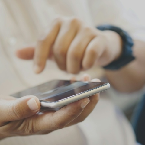 Χέρι που κρατά κινητό