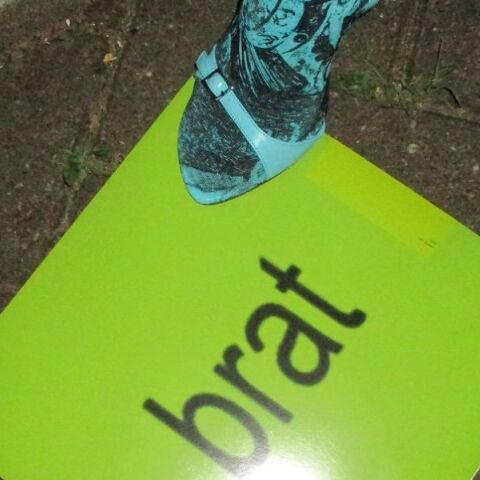 Το λεξικό Collins ονόμασε το «brat» ως λέξη της χρονιάς - «Καθιερώθηκε ως αισθητική και τρόπος ζωής» - Η επιτυχία της Charli XCX πέρασε στην καθομιλούμενη. 