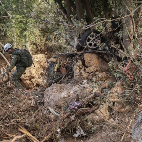 Διασώστες και στρατός για τον εντοπισμό εγκλωβισμένων και αγνοουμένων 