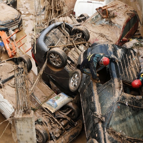 Πλημμύρες στην Ισπανία: Πυροσβέστες ψάχνουν στα λασπόνερα για πτώματα 