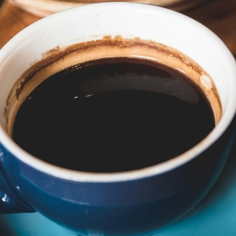 Τι δουλειά έχει μια κούπα με καφέ στην πρόσληψή μας; 