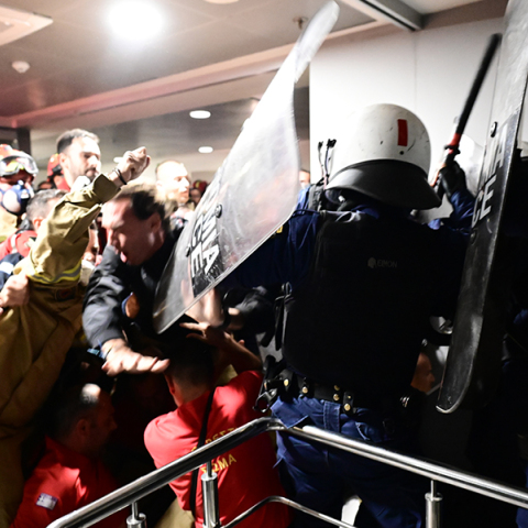 Πώς το κράτος θα ξαναπροσλάβει ένστολους που μπουκάρουν σε υπουργεία;