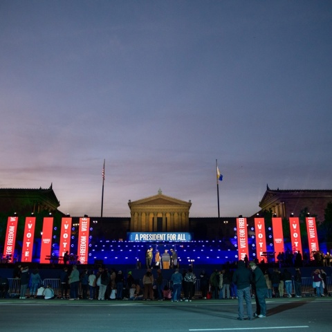 Πολίτες έξω από εκλογικό κέντρο στη Φιλαδέλφεια