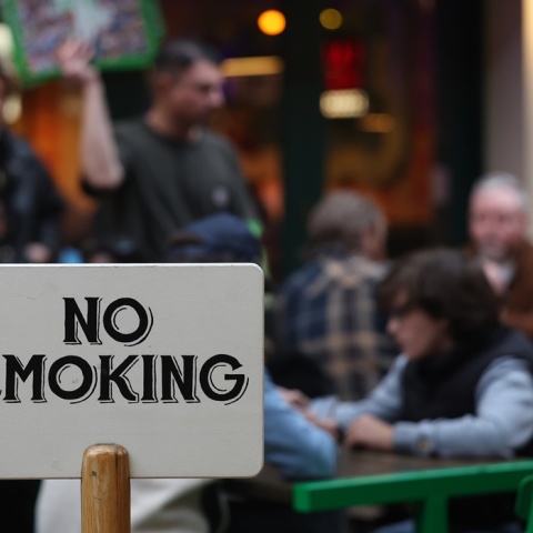 Ταμπέλα που γράφει: «Απαγορεύεται το κάπνισμα»