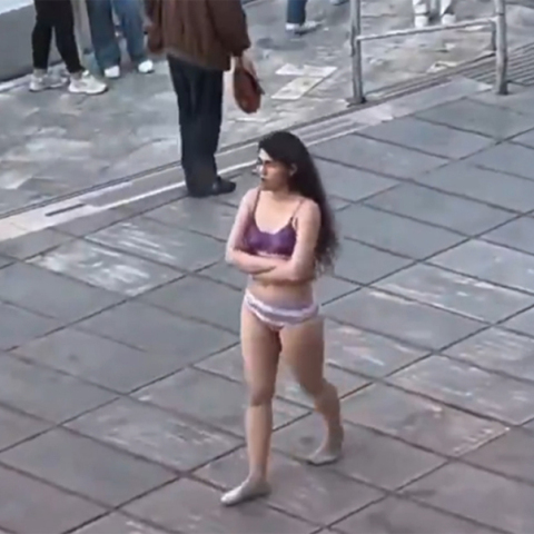 Γδύθηκε κοιτώντας στα μάτια τους Μουλάδες της Τεχεράνης