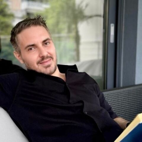 Ο Μιχάλης Χατζηγιάννης έχει γενέθλια και ευχαριστεί τραγουδώντας όσους του ευχήθηκαν 