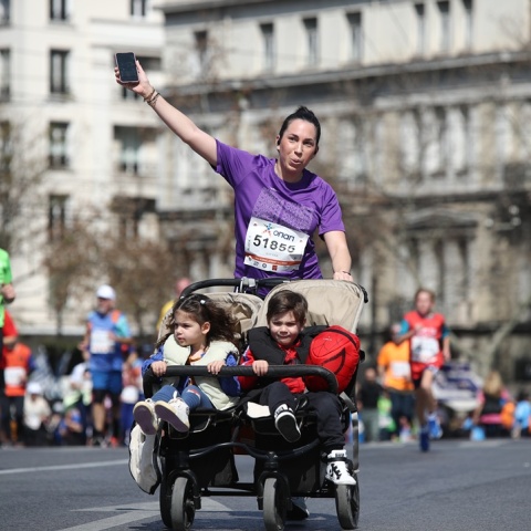Μητέρα με τα παιδιά της στο καρότσι τρέχει σε αθλητική διοργάνωση