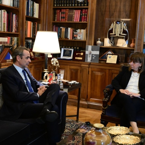 Κυριάκος Μητσοτάκης και Κατερίνα Σακελλαροπούλου σε συνάντησή τους στο Προεδρικό Μέγαρο