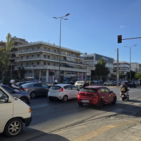 Το σημείο όπου ο 12χρονος παρασύρθηκε από ΙΧ που παραβίασε το κόκκινο στη Λ. Μεσογείων στο ύψος του Χολαργού