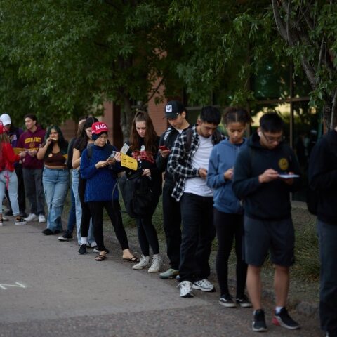 Αναμονή για την ψήφο στις ΗΠΑ, ενώ οι κάλπες κλείνουν