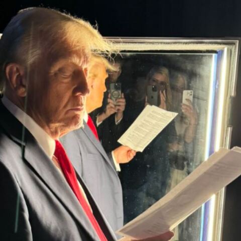 Ντόναλντ Τραμπ: Η viral φωτογραφία την ώρα που διαβάζει τη νικητήρια ομιλία του