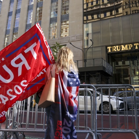 Σημαία με τον Ντόναλντ Τραμπ έξω από το Trump Tower