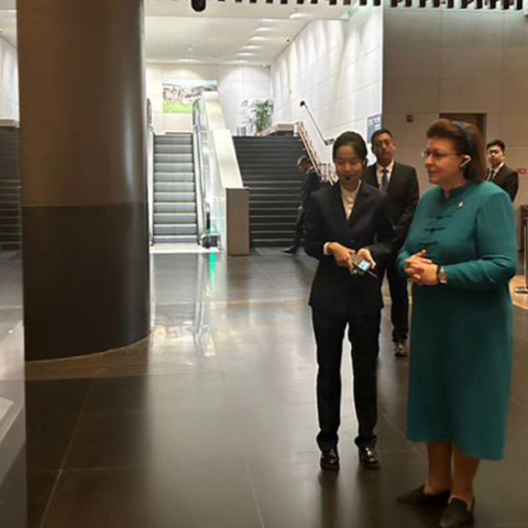 Στην ξενάγηση στο Αρχαιολογικό Μουσείο του Τμήματος Ιστορίας της Ακαδημίας συνόδευε τη Λίνα Μενδώνη ο Γενικός Γραμματέας της, Zhao Zhimin