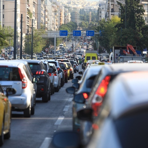 Αυτοκίνητα κολλημένα στην κίνηση
