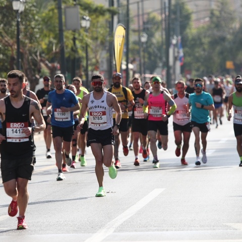 Αθλητές τρέχουν σε δρόμο της ΑΘήνας
