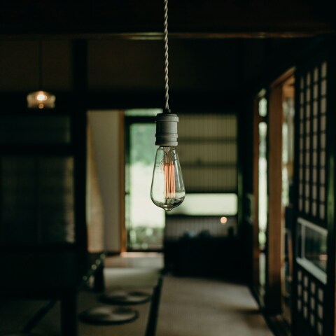 Λάμπα σε σπίτι