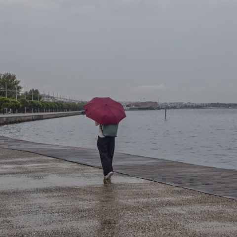 Άτομο περπατά με ομπρέλα 
