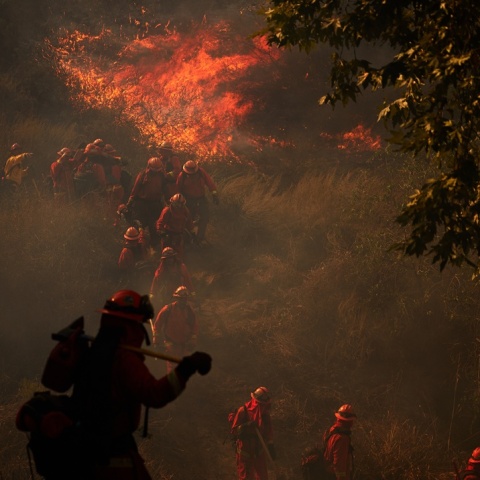 Πυροσβέστες επιχειρούν για την κατάσβεση φωτιάς στην Καλιφόρνια