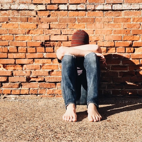 Αγόρι που κρύβει το πρόσωπό του - Εικόνα που παραπέμπει σε bullying