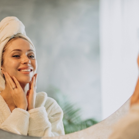 Καθημερινή φροντίδα και καθαρισμός: Το κλειδί για ενυδατωμένο, λαμπερό δέρμα