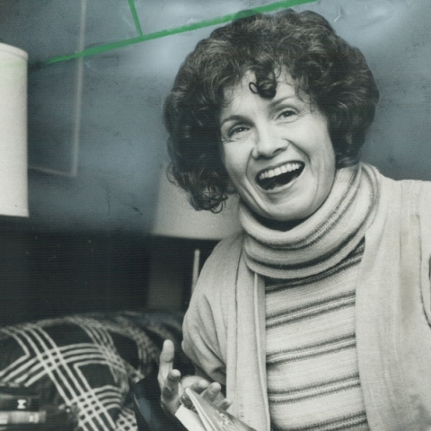 Άλις Μανρό: Έλληνες κριτικοί και συγγραφείς απαντούν για τη διαμάχη γύρω από τη συγγραφέα και το έργο της.