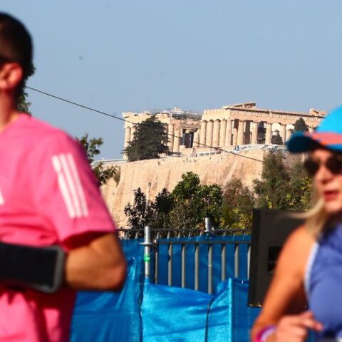 41ος Αυθεντικός Μαραθώνιος της Αθήνας: Σε εξέλιξη η πορεία των δρομέων από τον Μαραθώνα στο Καλλιμάρμαρο - Οι 10 καλύτερες επιδόσεις όλων των εποχών.