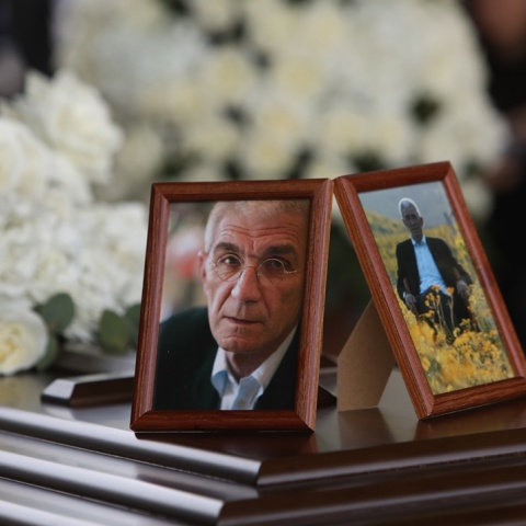 Φωτογραφίες του Γιάννη Μπουτάρη πάνω στο φέρετρό του