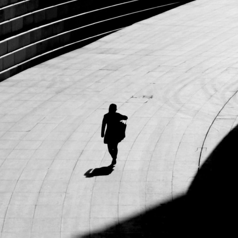Σκιά γυναίκας που περπατά