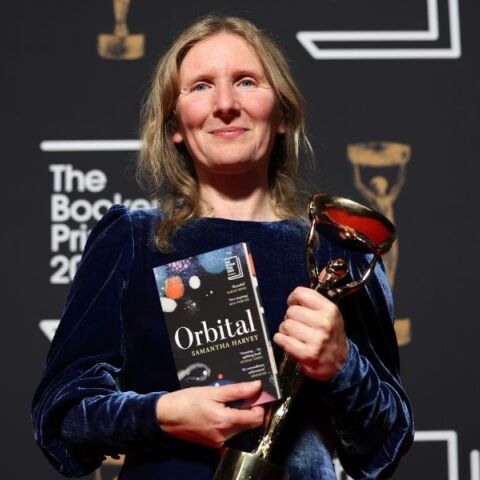 Η Βρετανίδα συγγραφέας Σαμάνθα Χάρβεϊ κέρδισε το βραβείο Booker 2024 για το μυθιστόρημά της «Orbital», που εκτυλίσσεται στο διάστημα