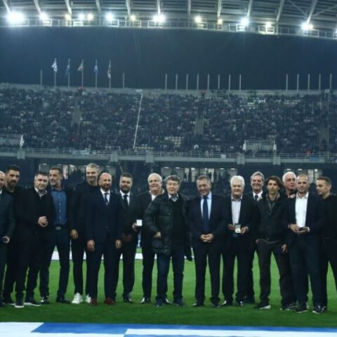 Ελλάδα - Αγγλία: Τιμηθήκαν οι Legends του 2004 και ο Ότο Ρεχάγκελ εν μέσω αποθέωσης