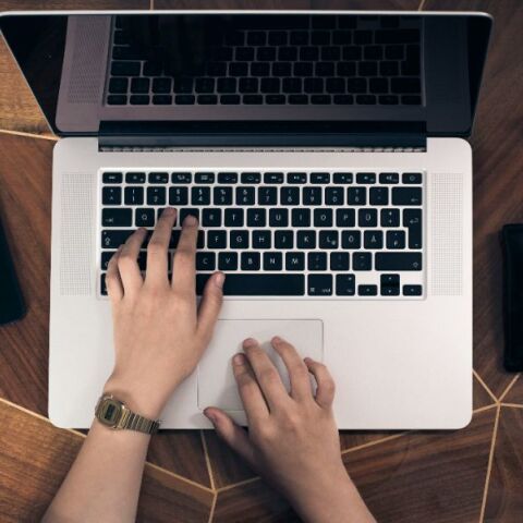 Business Insider: Η τεχνητή νοημοσύνη μείωσε την επισκεψιμότητα και απολύει το 21% του προσωπικού