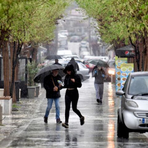 Με βροχές, καταιγίδες και πτώση της θερμοκρασίας ο καιρός την Παρασκευή - Σε ποιες πόλεις θα χιονίσει