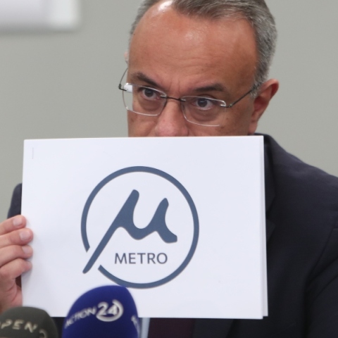 Οι κυβερνολάτρες, οι κυβερνομάχοι και το logo μετρό Θεσσαλονίκης 