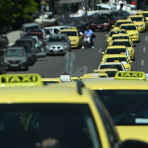 ΑΑΔΕ: Πρόστιμο 1.000 ευρώ από Δευτέρα στους οδηγούς ταξί που δεν έχουν το αυτοκόλλητο για πληρωμές με POS στο τζάμι του οχήματος