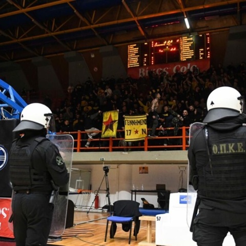 H ένταση συνεχίζεται στο Προμηθέας - ΑΕΚ: Επεισόδια στις εξέδρες