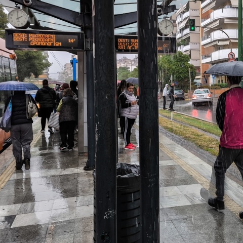 Άτομο με ομπρέλα εν μέσω βροχής