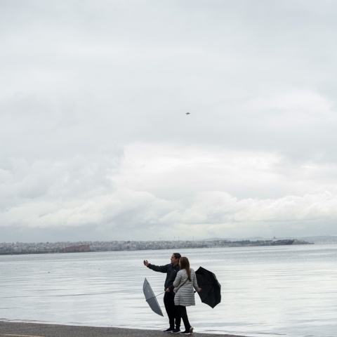 Πολίτες με ομπρέλα φωτογραφίζονται 
