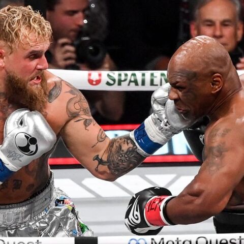 Ο ερασιτέχνης Τζέικ Πολ κέρδισε τον θρύλο της πυγμαχίας Μάικ Τάισον στη μάχη της χρονιάς