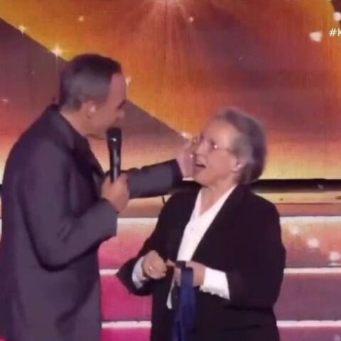 Η μητέρα του Νίκου Αλιάγα εισέβαλε στο σόου του και έγινε viral