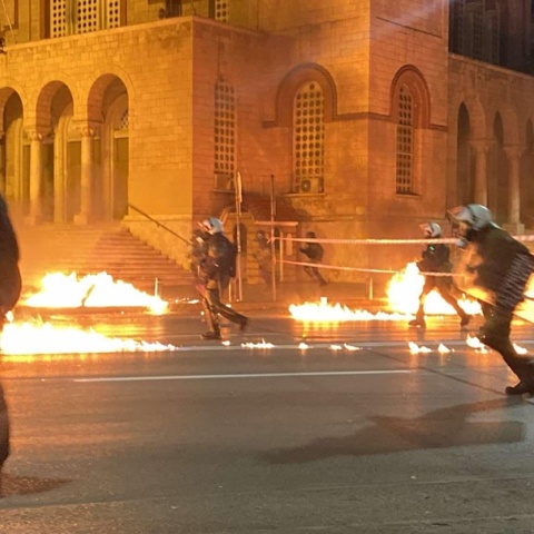 Επεισόδια μετά την πορεία για το Πολυτεχνείο στη Θεσσαλονίκη: Έπεσαν μολότοφ και χημικά 