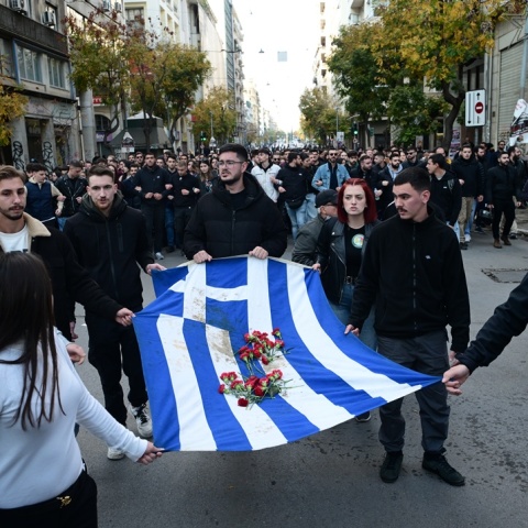 Μέλη της ΠΑΣΠ με την αιματοβαμμένη σημαία του Πολυτεχνείου