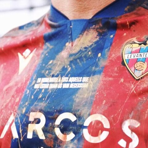 Λεβάντε: Οι ποδοσφαιριστές της ομάδας φόρεσαν λασπωμένες φανέλες για τα θύματα των πλημμυρών στη Βαλένθια